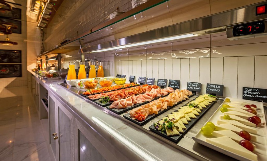 Image 6: Madrid: habitación doble o twin con desayuno para 2 personas