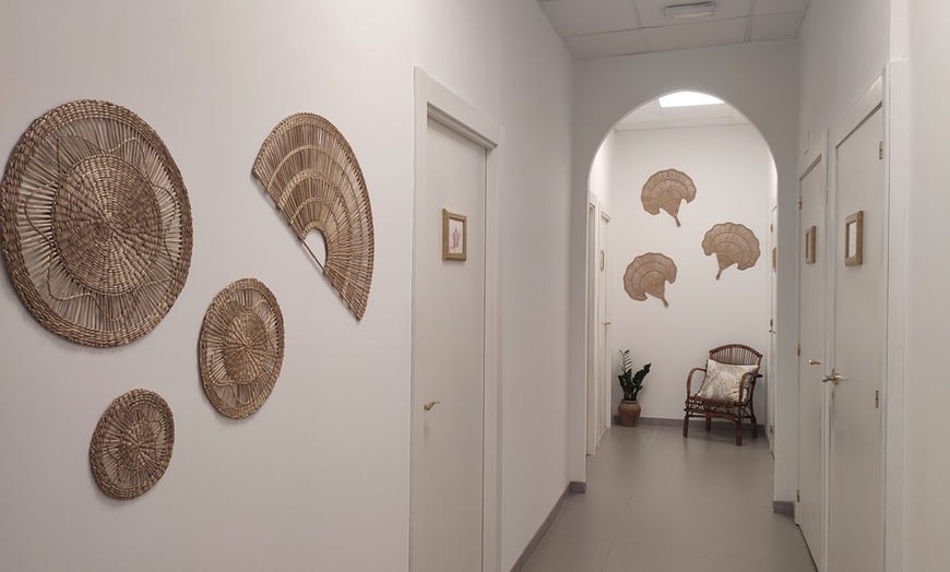 Image 5: Higiene facial con microdermoabrasión y Kobido o lifting facial