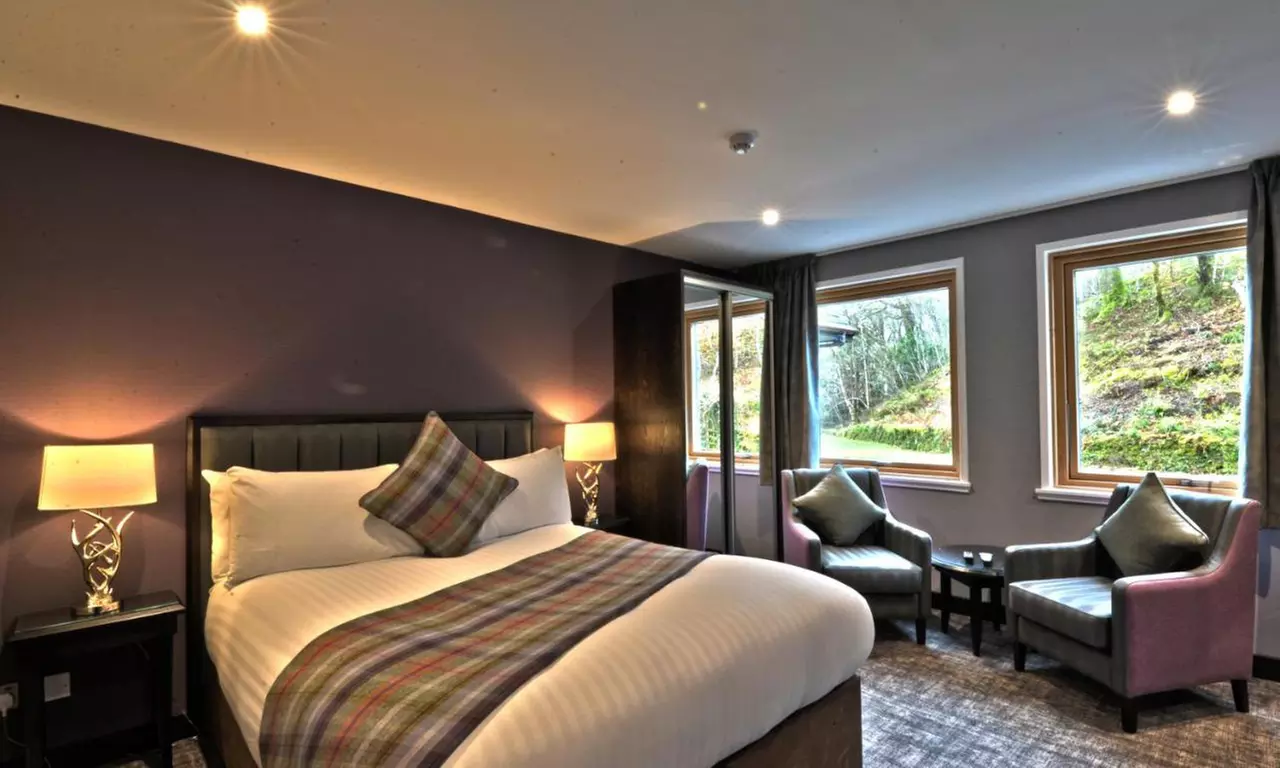 Beautiful Loch Side Stay for 2 with leisure access