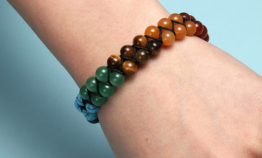 Image 2: Bracelet à pierres représentant les 7 chakras