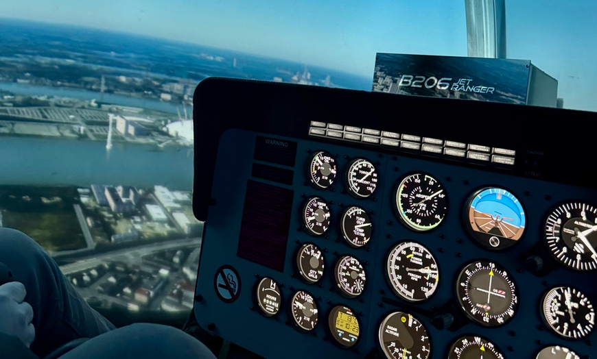 Image 5: Heli Flight & Simulator Experience with Sparkling Lunch for Two People