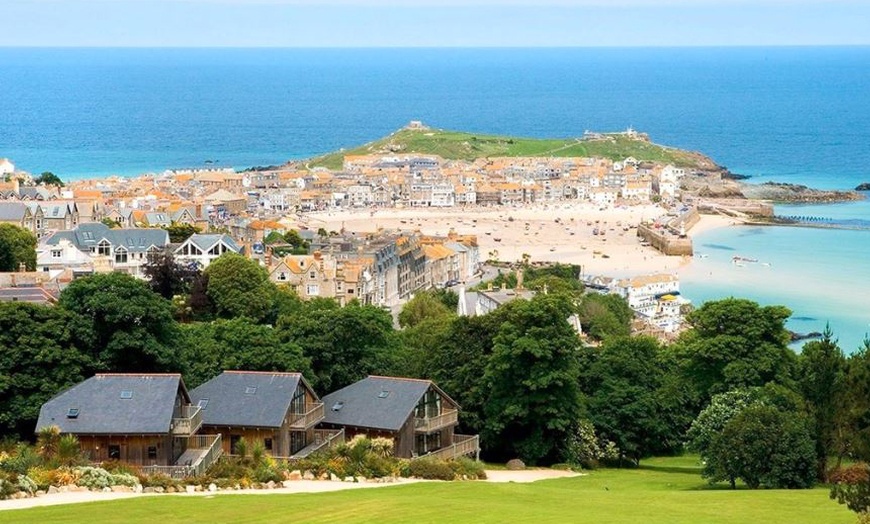 Image 13: Cornwall: 1 or 2 Nights with Breakfast and Golf
