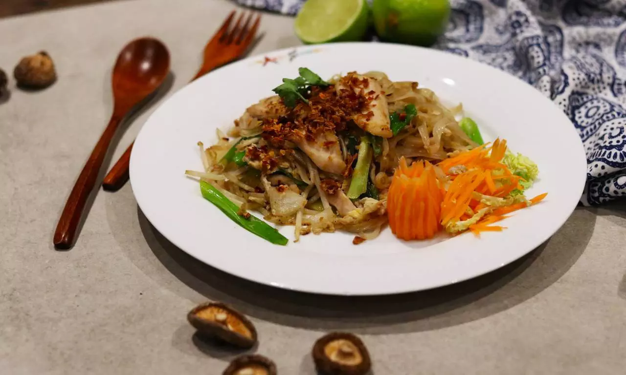 Savor Thai Flavours: Indulge in a Starter, Main, and Ale/Wine Combo