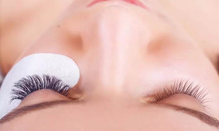 Extensión de pestañas con opción a diseño de cejas en el Centro de Estética Mari Nati - Primary Image