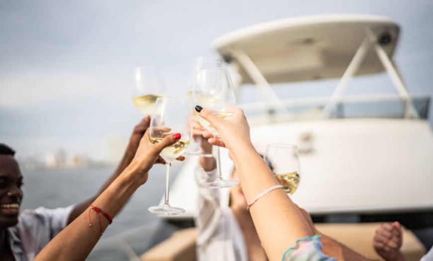 Image 2: Paseo de 2 horas en barco de vela con cava para hasta 4 personas