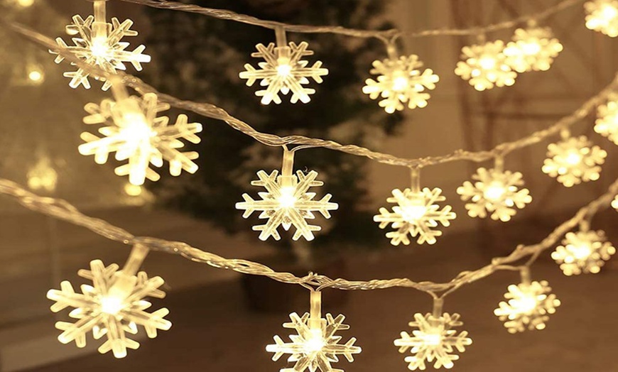 Image 7: Guirnalda de luces en forma de copo de nieve
