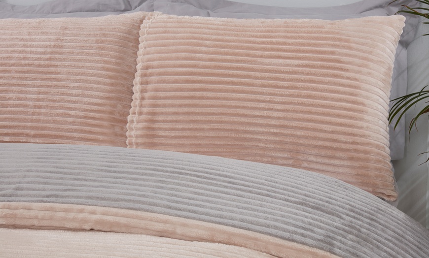 Image 5: Plush Ribbed Fleece Duvet Set