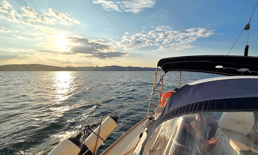 Image 5: Paseo de 2 horas en barco de vela para 1, 2, 4 o 6 personas