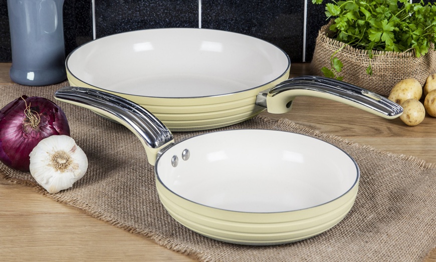 Image 8: Swan Retro Pans Set