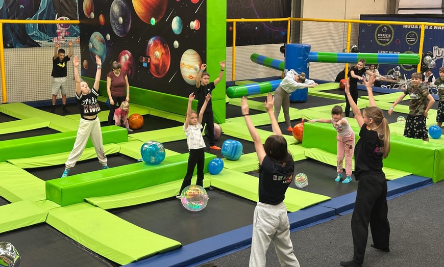 Image 5: Skoczna rozrywka przez cały tydzień: bilety do parku trampolin