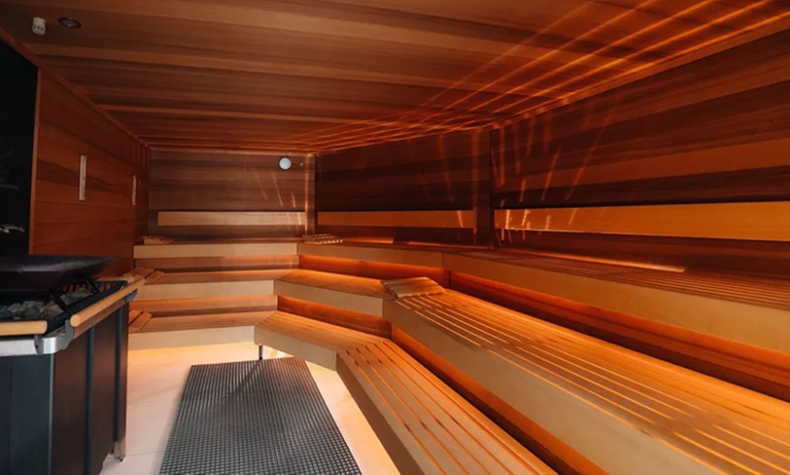 Image 10: 4 Gänge Chef-Menü à la carte wählbar inkl. Spa-Besuch für 2-4 Personen