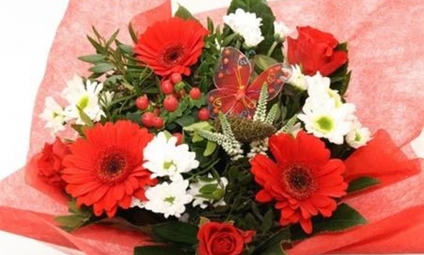 Image 4: Get a Choice of Letterbox Flowers for Christmas from Box and Blume