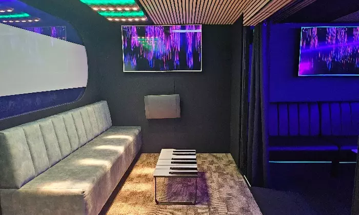 Samen beleef je het beste: Black Light minigolf + privé karaokeroom