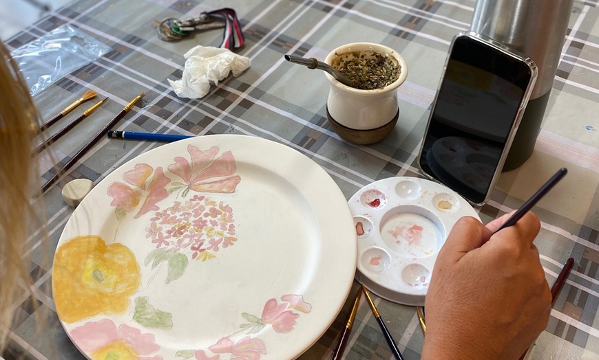 Image 2: Sesión de cerámica creativa con vino ilimitado para 1 o 2 personas