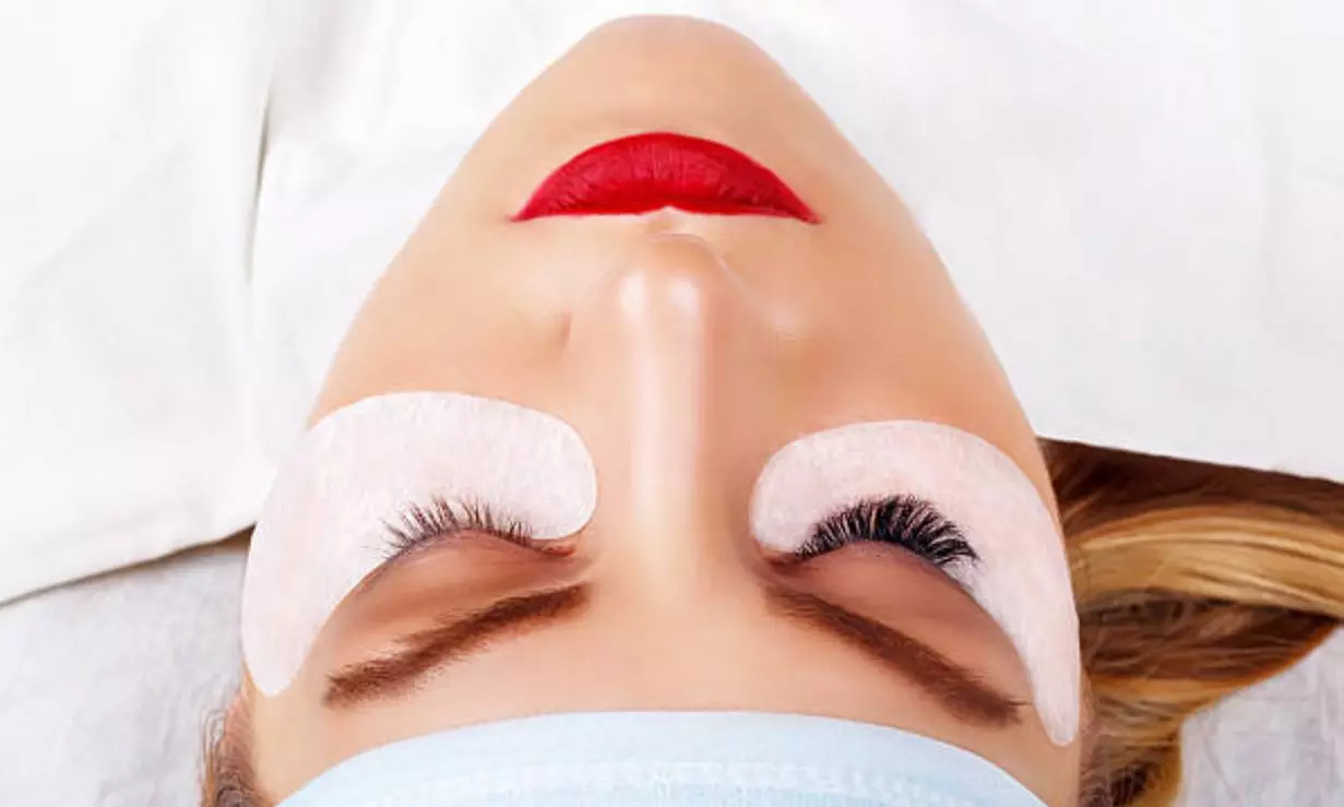 Lifting o extensiones de pestañas o diseño y laminado de cejas para 1