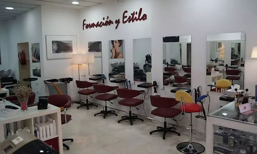 Corte de pelo con tinte o mechas y productos de marca
