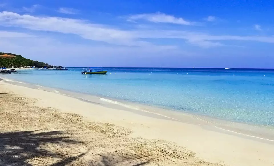 4- or 7-Night Stay at Bananarama Dive Resort in Honduras - Primary Image