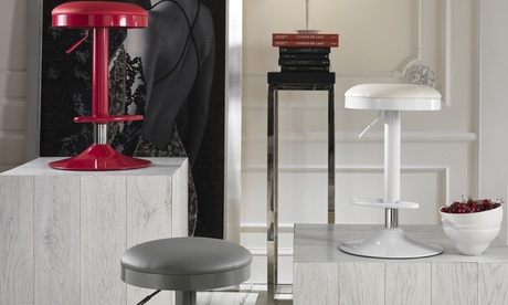 Set di sgabelli disponibili in 2 modelli e vari colori