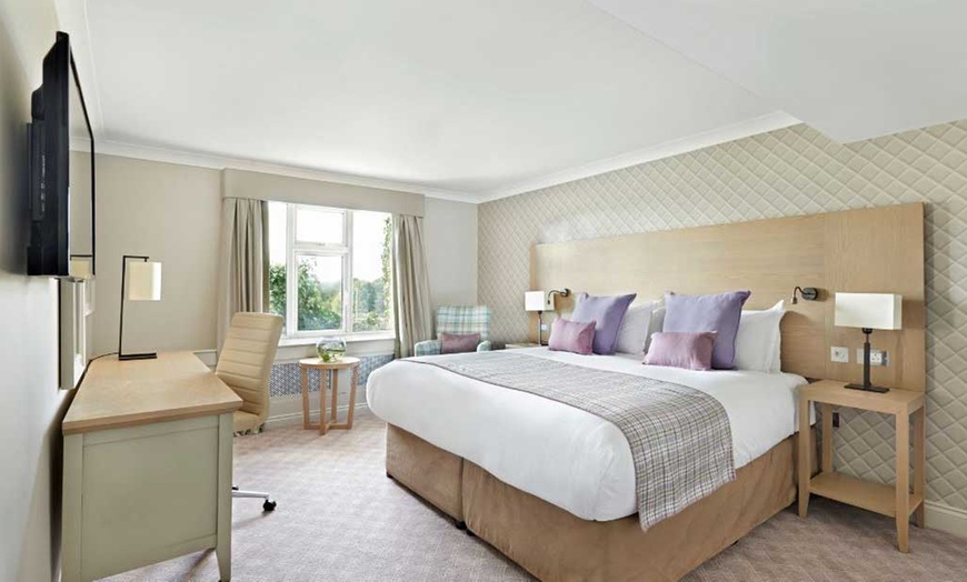 Image 7: North Warwickshire: 4* Stay with Breakfast and Bubbly