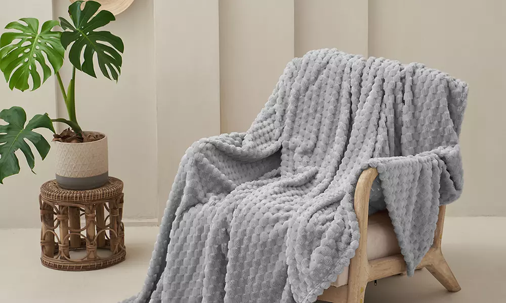 All-Season 300GSM Dot Pattern Soft Warm Fleece Blanket