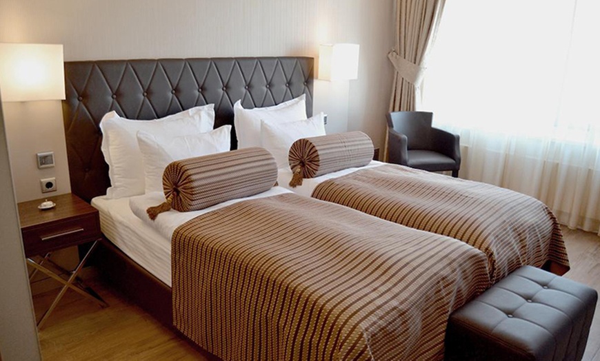 Image 3: Berlin: 4* Executive Double Room Stay with Breakfast and Welcome Gift 