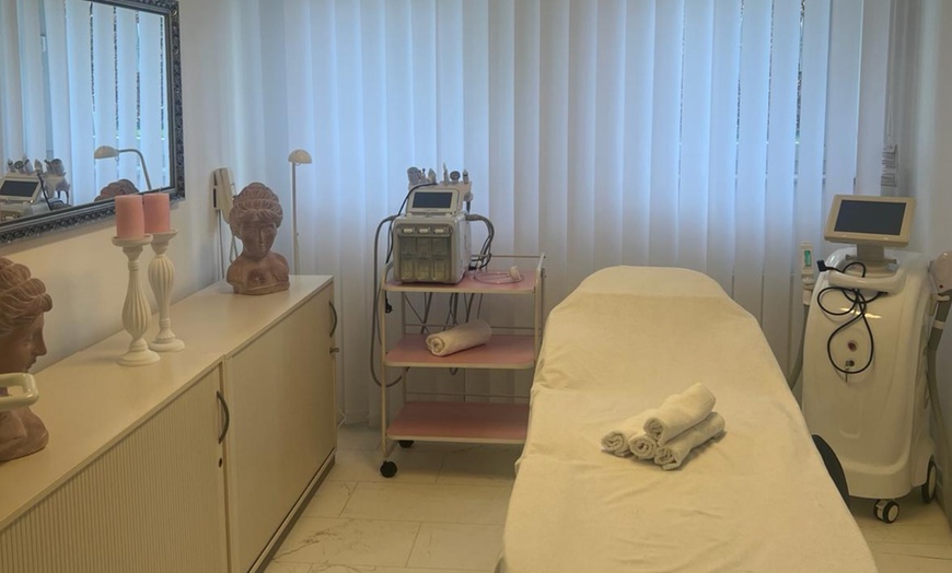 Image 3: Bis zu 33% Rabatt auf den Massage – Ganzkörpermassage bei Aesthetic Academy Care