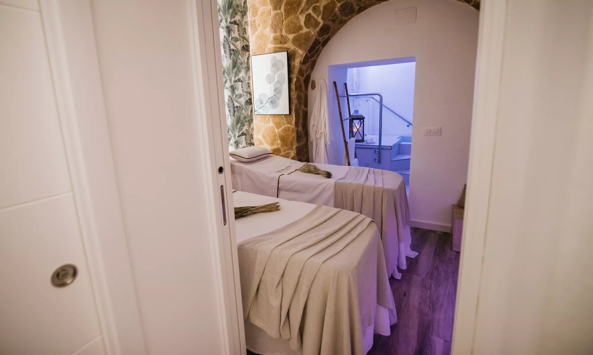 Revitaliza tu cuerpo y mente: ritual de baño termal y tratamientos