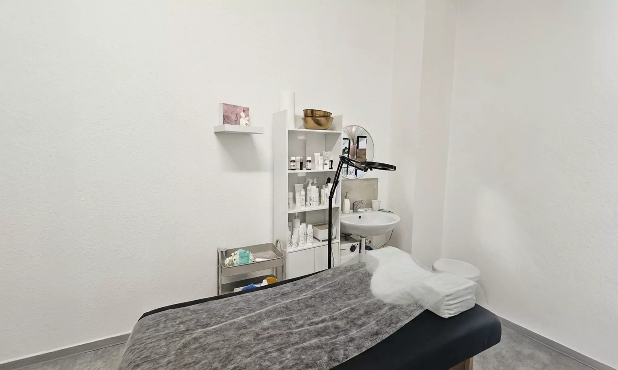 Microneedling-Gesichtsbehandlung, optional mit Wirkstoff-Einschleusung