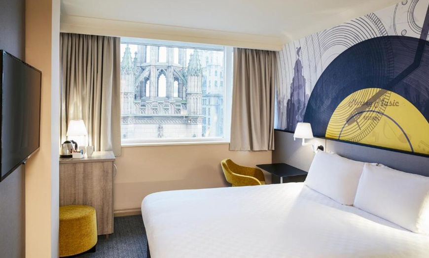 Image 3: Liverpool: 4* Standard Double Room with Breakfast and Late Checkout