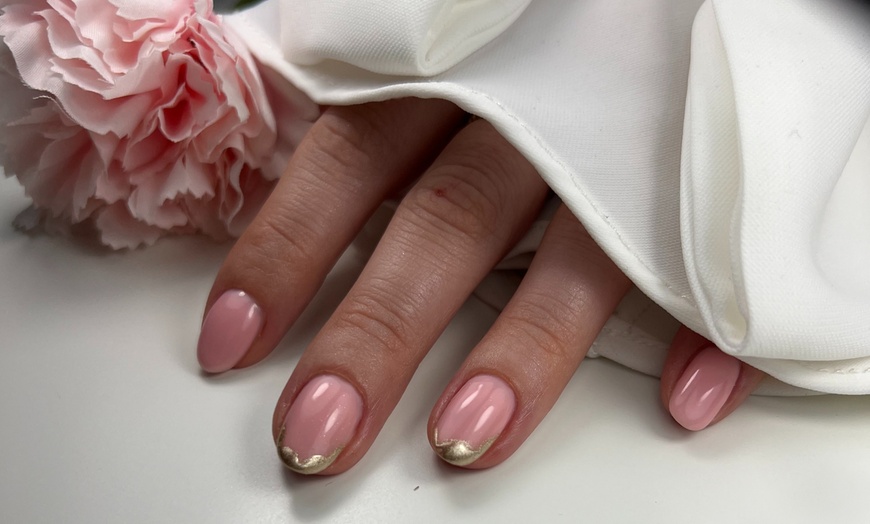 Image 4: Ongles soignés et regard de biche avec le 13 Nails Beauty Institut