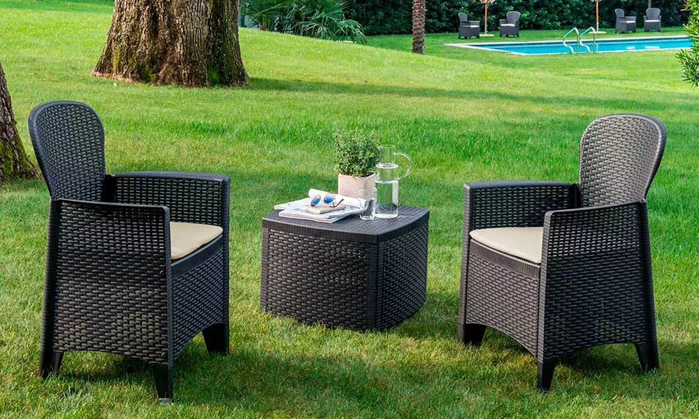 Conjunto exterior de muebles Tree con 1 mesa baja y 2 sillas - Primary Image