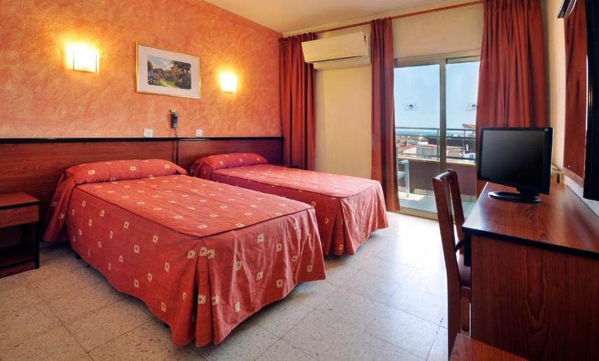 Image 3: Espagne : chambre standard en demi-pension