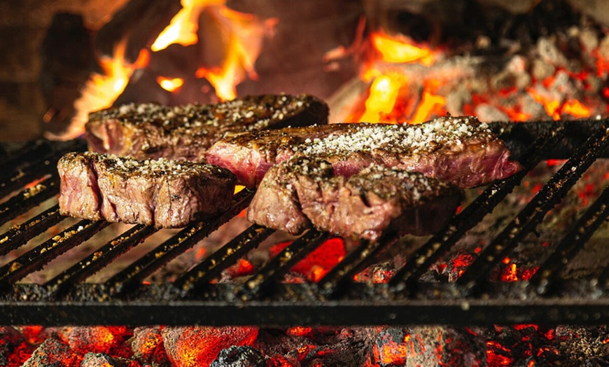 Image 1: Menú para 2 con parrillada de carne, entrantes y postres