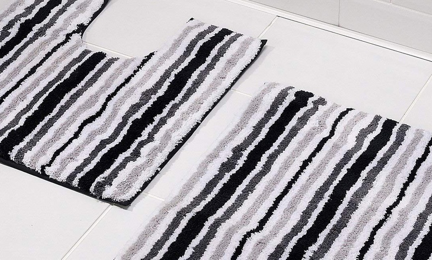 Image 7: Striped Bath Mat