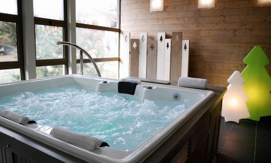 Image 3: Savoie : chambre double avec accès spa et option petit-déjeune, diner