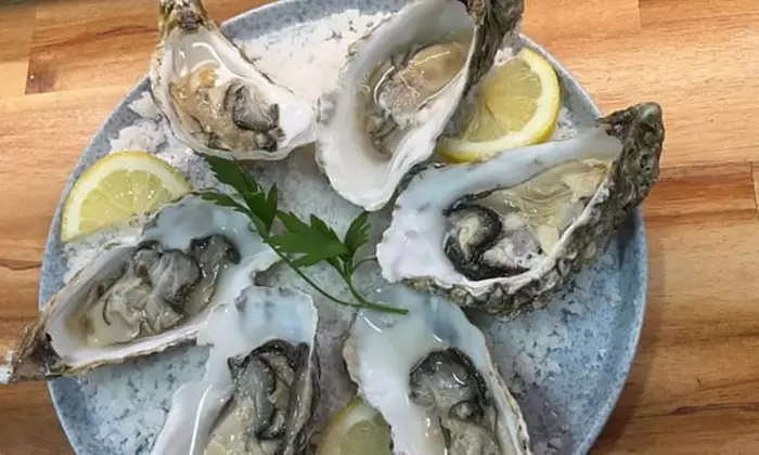 Saborea marisco fresco acompañado de una botella de vino blanco para 2