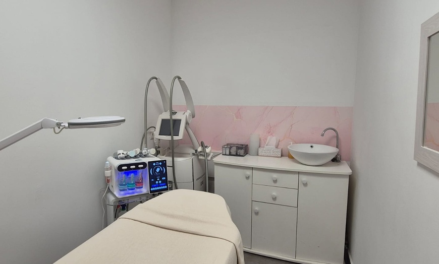 Image 4: Limpieza facial a elegir con opción a hydrafacial y máscara led