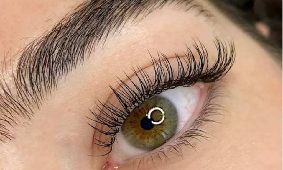 Lifting y tinte de pestañas con opción a laminado y tinte de cejas, o extensiones de pestañas; ahorro del 56% - Primary Image