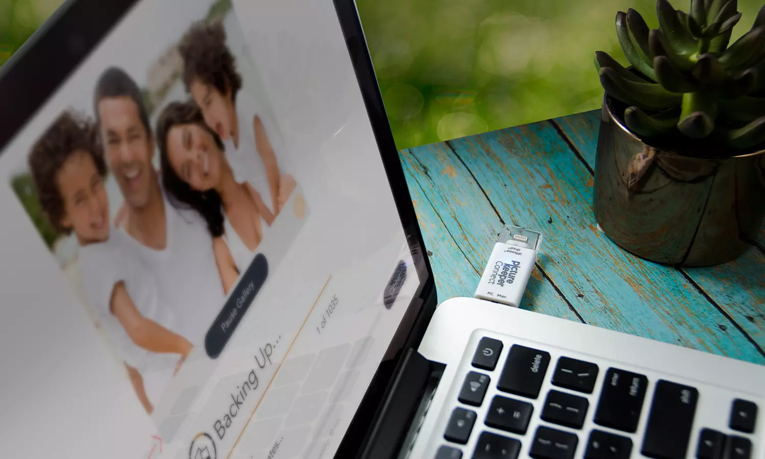 16GB USB Photo-Saving Device for iOS and Android Mobile Devices from Picture Keeper (50% Off) - Second Medium