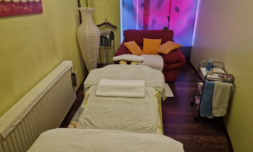 Image 2: 30 oder 60 Min. Rücken- oder Ganzkörper-Massage für 1 Person