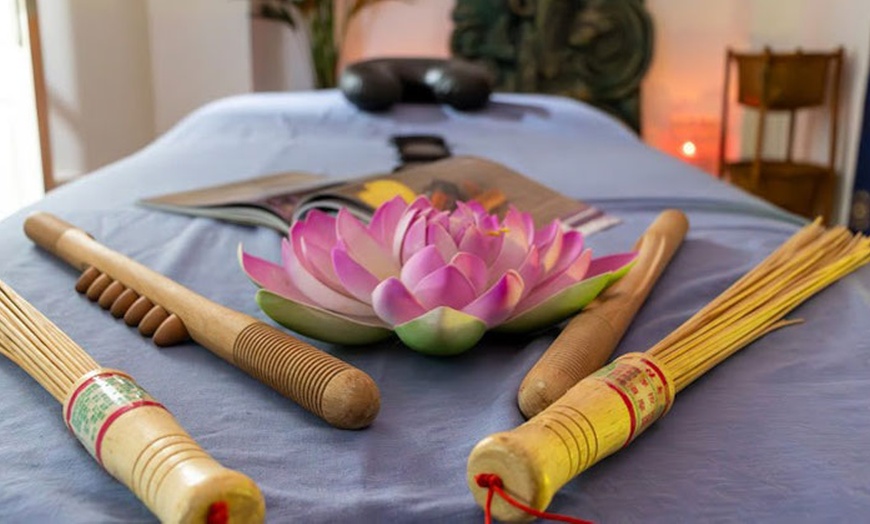 Image 8: Rituales de relajación y conexión para parejas con cava y bombones