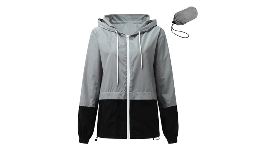 Image 8: Women's Outdoor Lightweight Hooded Windbreaker Packable Jacket