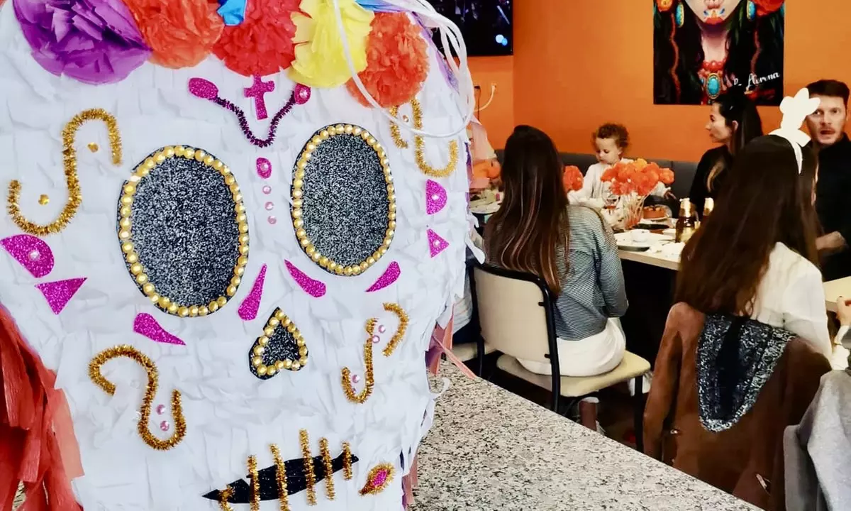 Menú mexicano con entrantes, principales, postre y bebidas