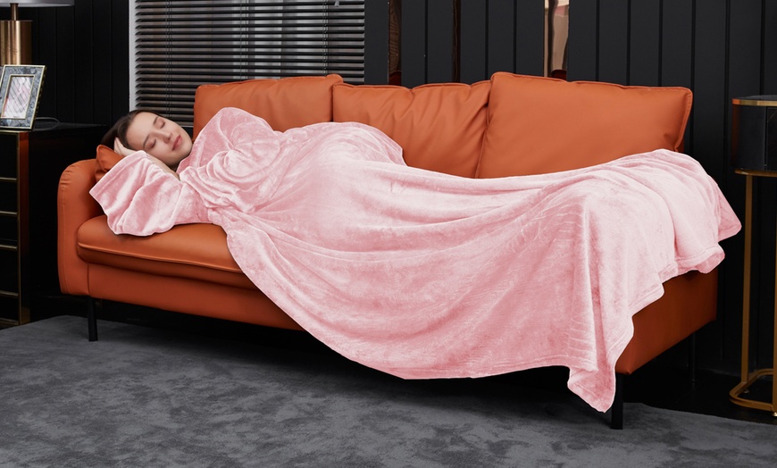 Image 3: Unisex Oversized Snuggle TV Blanket with Foot Pouch