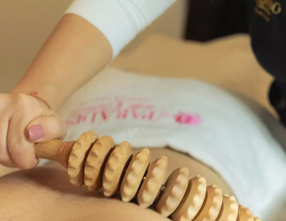 Experimenta maderoterapia con tratamiento lipolítico y masaje drenante