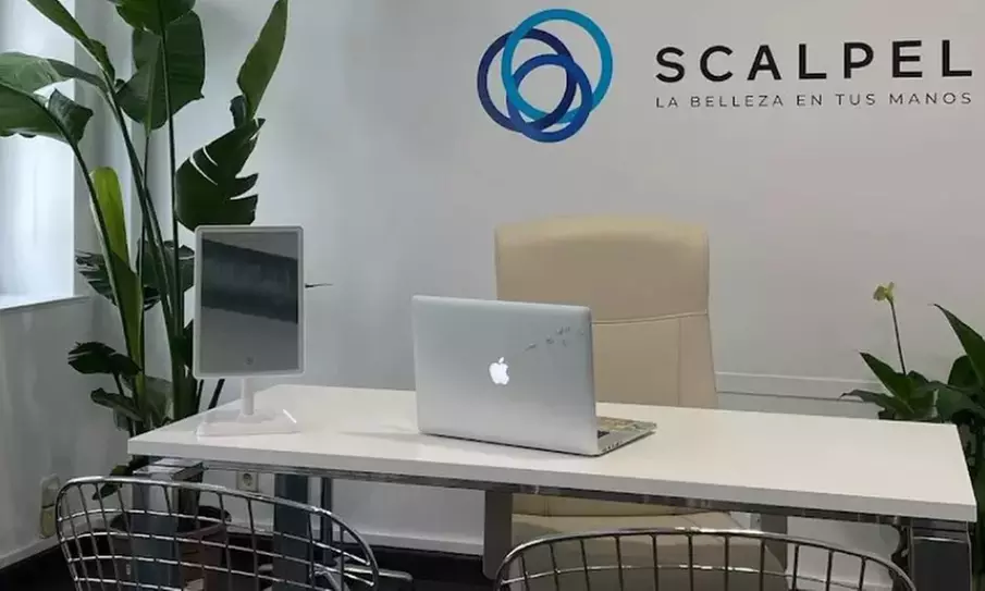 Tratamiento reafirmante inyectado en tercio superior facial y retoque