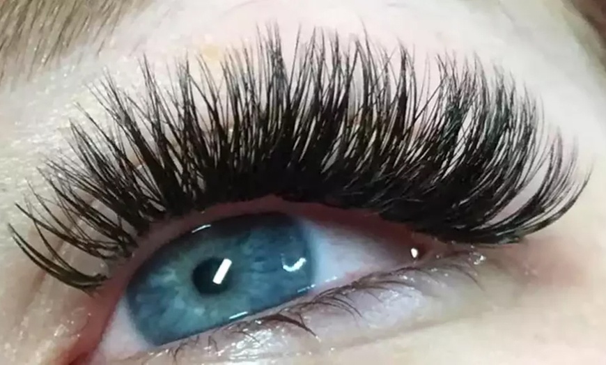 Image 2: Get a Full Set of Eyelash Extensions for Fresh Look at Lash Havyn