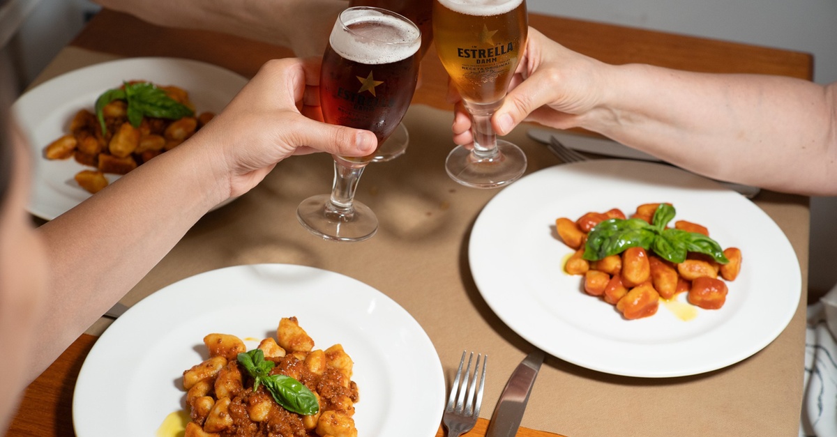 Menú italiano con botella de vino en Valencia