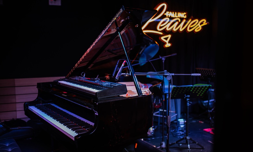 Image 1: Menú de brunch para 2 o 4 con cóctel y espectáculo de piano en directo