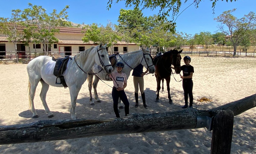 Image 1: Ruta a caballo con comida en plena naturaleza